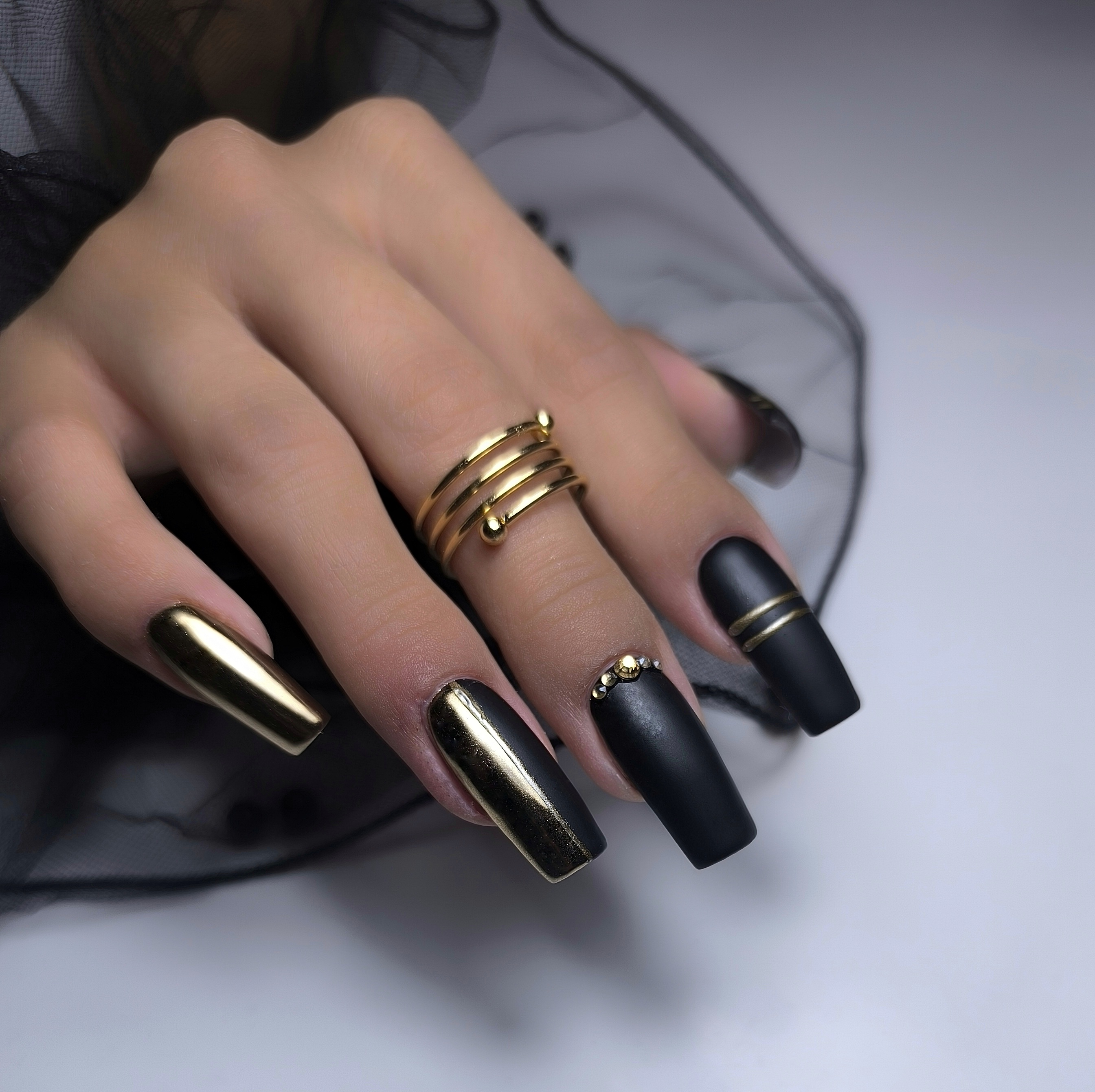 Elegancki manicure hybrydowy ze zdobieniem - Studio WOW Suwałki