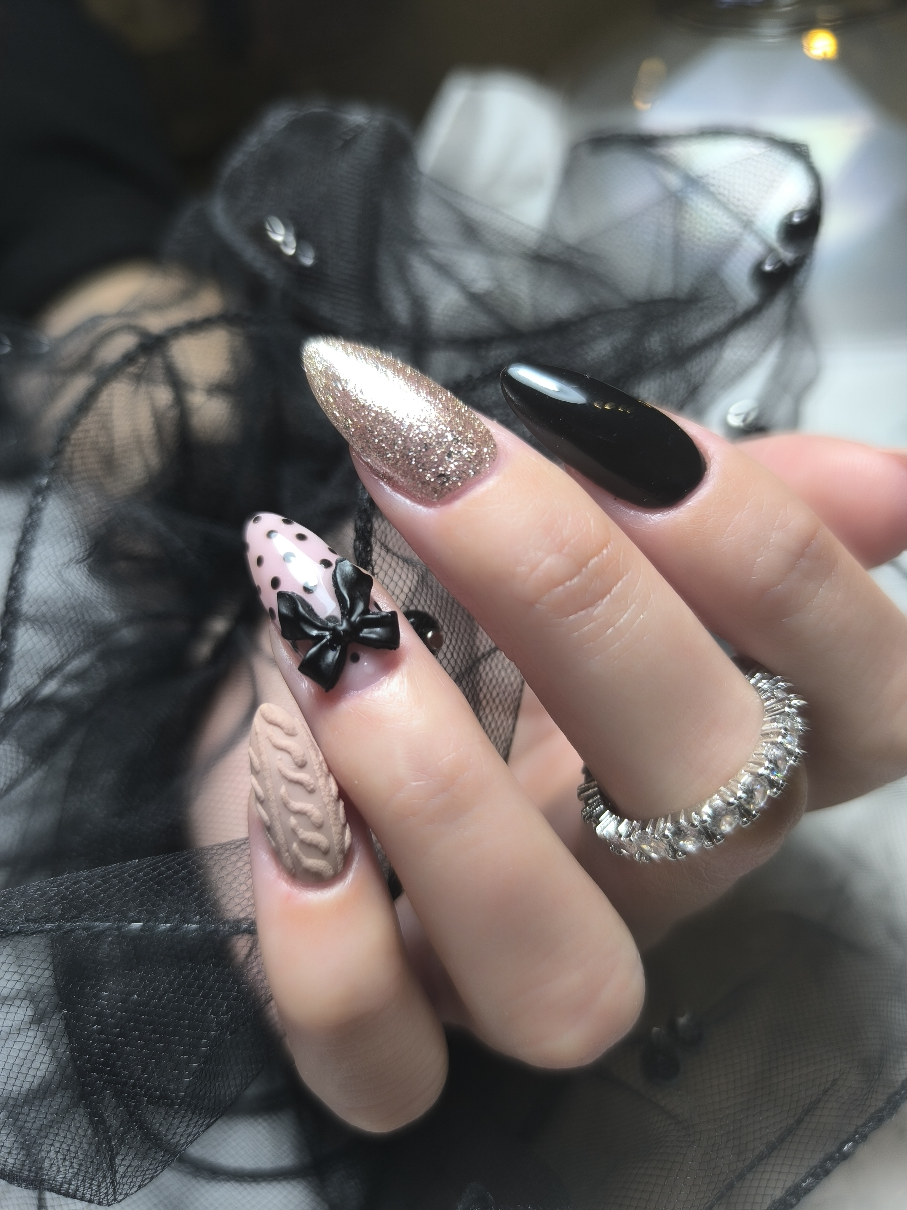 Ręcznie malowane zdobienia na paznokciach żelowych - Studio WOW Suwałki